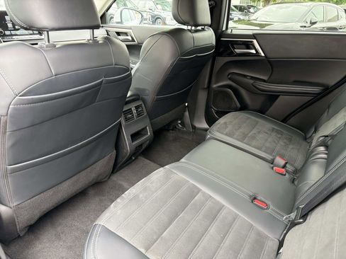 Used 2024 Mitsubishi Outlander FWD image 9