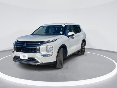 Used 2025 Mitsubishi Outlander SE AWD/4WD image 3
