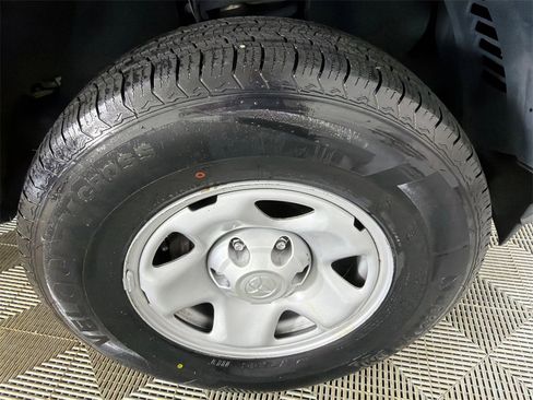 Used 2018 Toyota Tacoma SR image 12