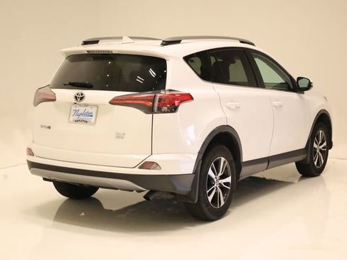 Used 2018 Toyota RAV4 XLE AWD/4WD image 4