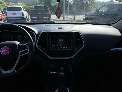 Used 2018 Jeep Cherokee Latitude Plus FWD image 12