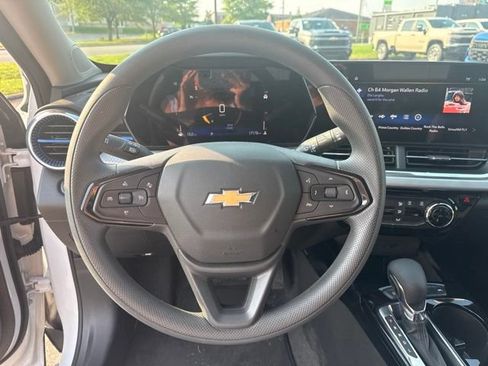 Used 2025 Chevrolet Trax LT FWD image 15