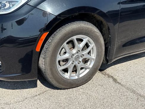 Used 2022 Chrysler Pacifica Touring-L FWD image 9
