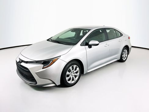 Used 2025 Toyota Corolla LE image 3