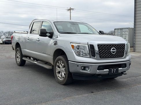 Used 2016 Nissan Titan SV image 4