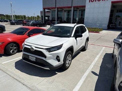 Used 2021 Toyota RAV4 LE FWD image 2