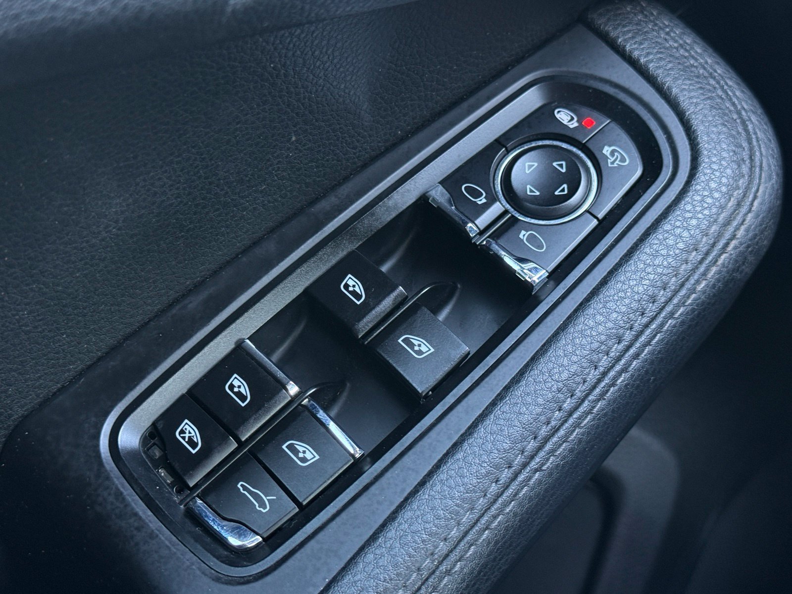 Used 2015 Porsche Macan S AWD/4WD image 31