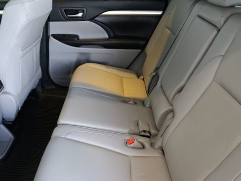 Used 2019 Toyota Highlander XLE image 23