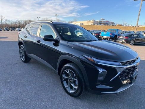 Used 2025 Chevrolet Trax LT w/ LT Convenience Package image 7