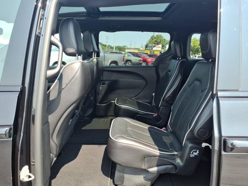 Used 2025 Chrysler Pacifica Limited FWD image 11