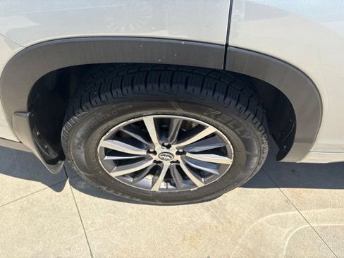 Used 2018 Toyota Highlander XLE AWD/4WD image 10