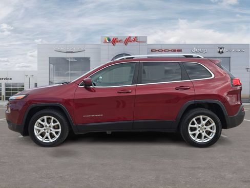 Used 2018 Jeep Cherokee Latitude Plus FWD image 2