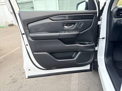 Used 2025 Honda Pilot Elite image 17