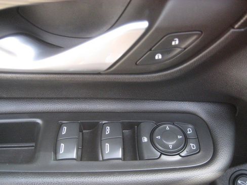 Used 2022 GMC Terrain SLE w/ Driver Convenience Package FWD image 15