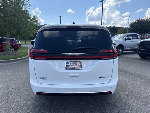 Used 2024 Chrysler Pacifica Pinnacle FWD image 6