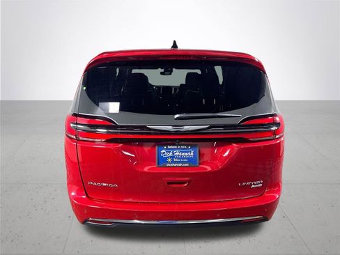 New 2026 Chrysler Pacifica Limited image 7