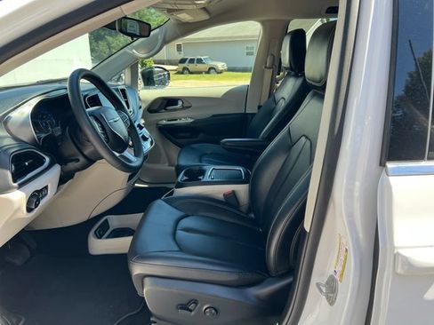 Used 2024 Chrysler Pacifica Touring-L AWD/4WD image 4