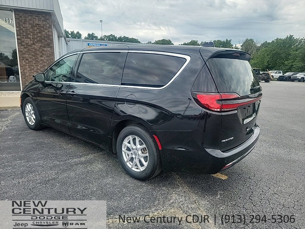 Used 2023 Chrysler Pacifica Touring-L FWD image 3
