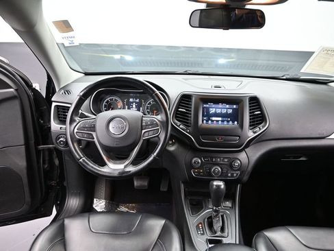 Used 2019 Jeep Cherokee Latitude Plus FWD image 18