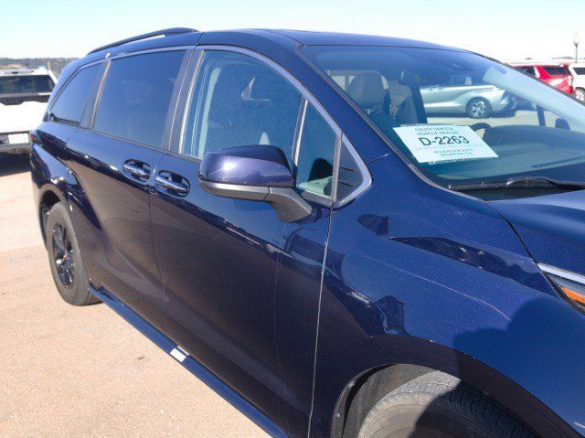 Used 2024 Toyota Sienna XLE FWD image 10