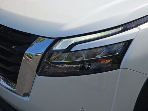 Used 2025 Nissan Pathfinder Platinum AWD/4WD image 34