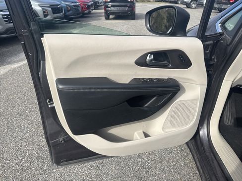 Used 2023 Chrysler Pacifica Touring-L image 11