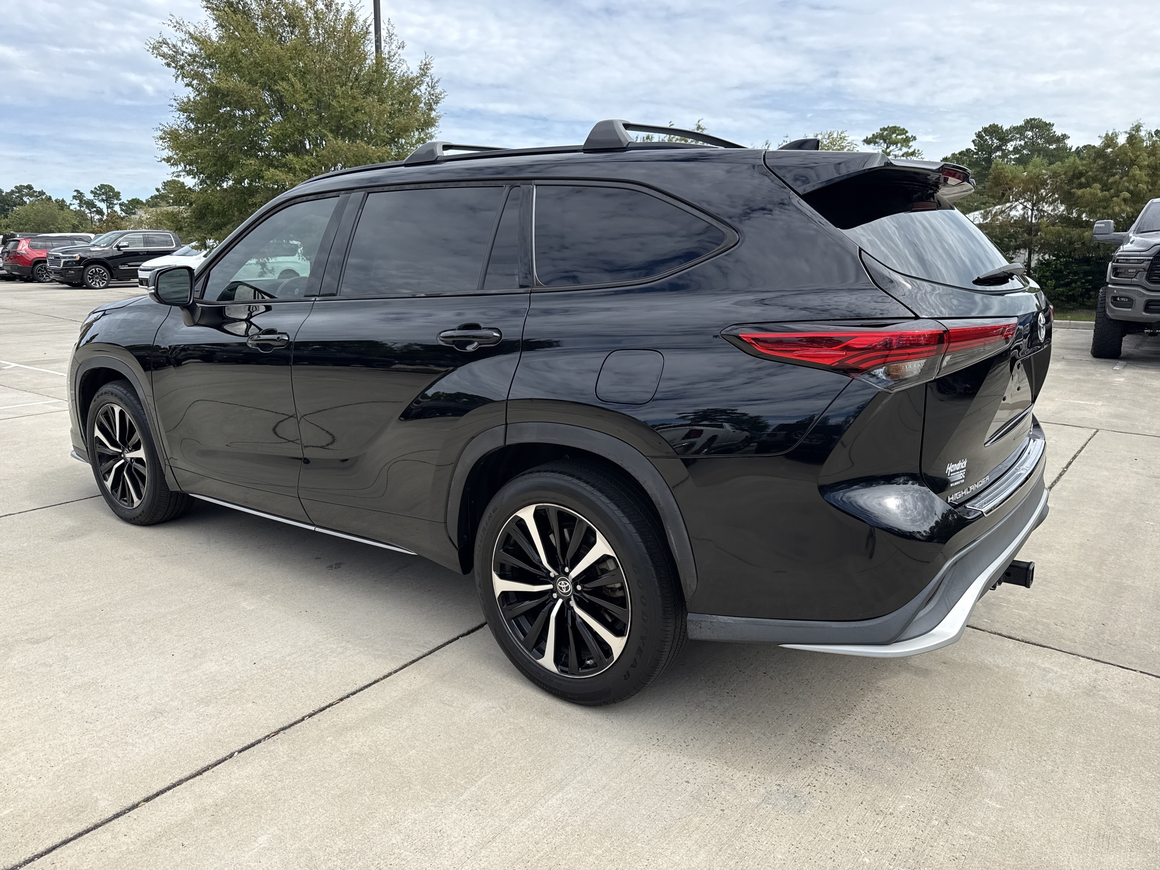 Used 2021 Toyota Highlander XSE AWD/4WD image 7