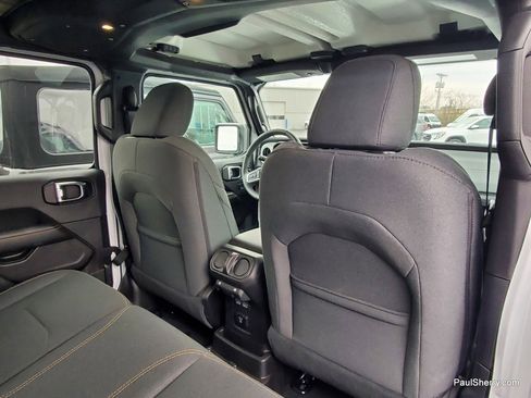 Used 2025 Jeep Wrangler Sahara image 27