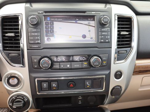 Used 2017 Nissan Titan SL AWD/4WD image 14