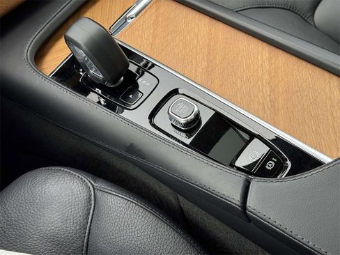 Certified 2024 Volvo XC90 B5 Plus w/ Protection Package Premier image 27