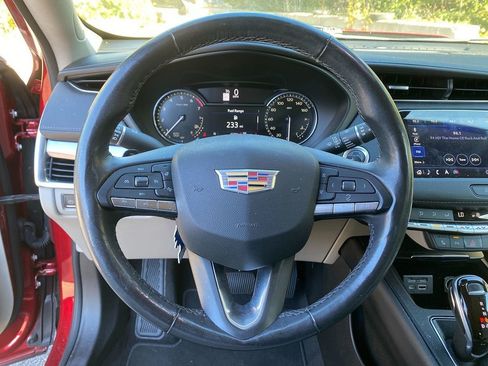 Used 2021 Cadillac XT4 Luxury w/ Cold Weather Package image 15