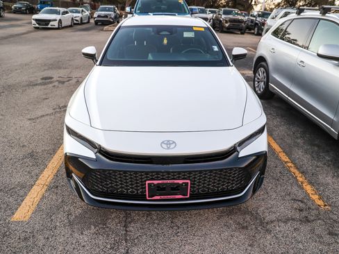 Used 2023 Toyota Crown Limited image 5