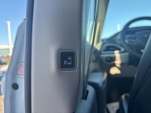 Used 2023 Chrysler Pacifica Touring-L image 23
