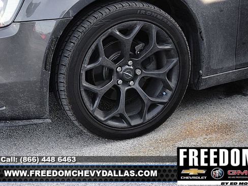 Used 2019 Chrysler 300 Touring w/ Sport Appearance Package image 10