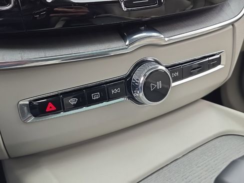Certified 2023 Volvo XC60 B5 Plus w/ Climate Package image 21