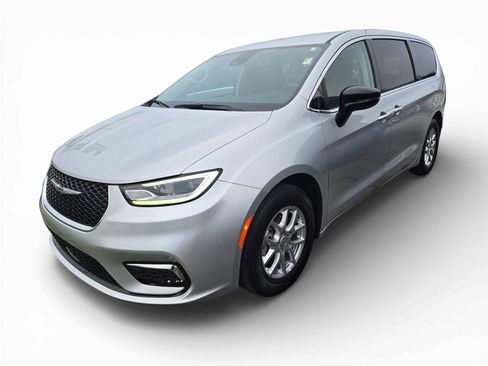 Used 2024 Chrysler Pacifica Touring-L image 1