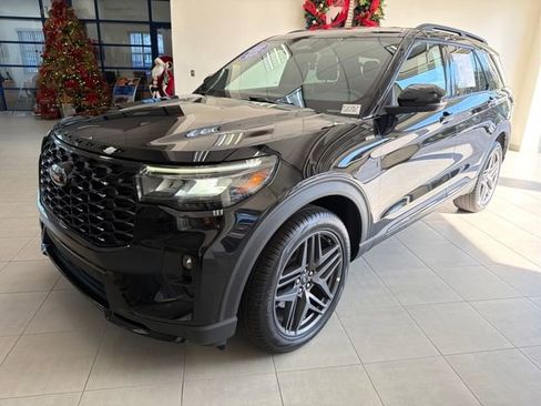 Used 2025 Ford Explorer ST-Line w/ ST-Line Street Pack image 3