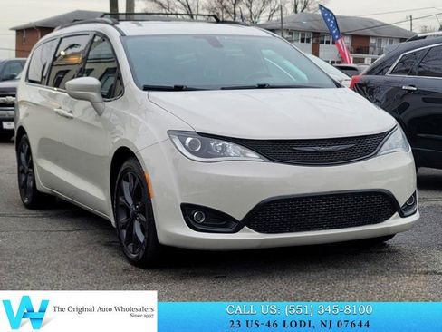 Used 2019 Chrysler Pacifica Touring-L w/ S Appearance Package image 1