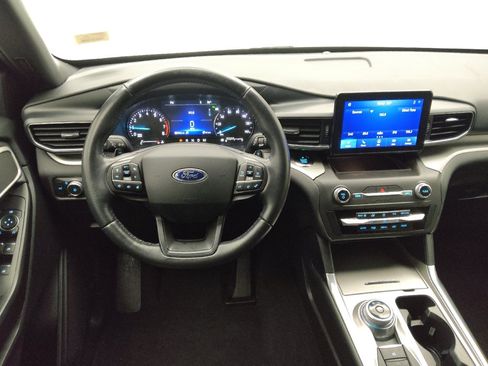 Used 2020 Ford Explorer XLT w/ Equipment Group 202A AWD/4WD image 22
