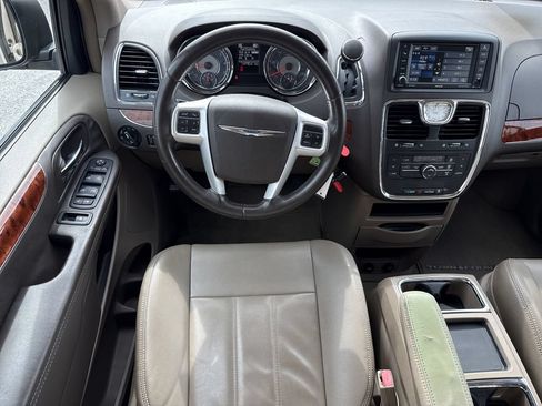 Used 2015 Chrysler Town & Country Touring FWD image 14