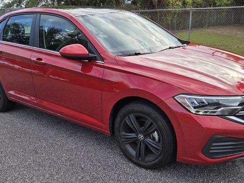 Used 2024 Volkswagen Jetta SE image 2