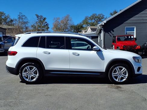 Used 2023 Mercedes-Benz GLB 250 4MATIC w/ Premium Package image 8