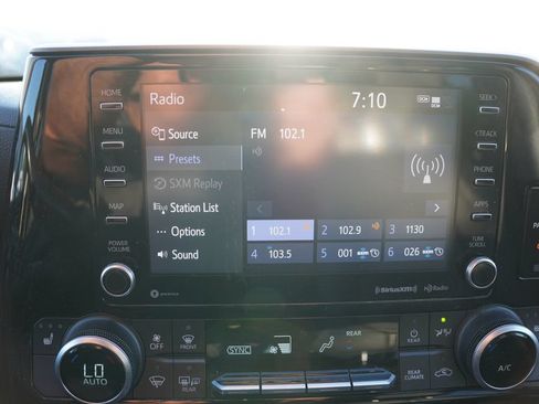 Used 2021 Toyota Highlander XLE AWD/4WD image 6