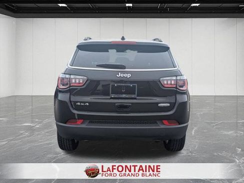 Used 2025 Jeep Compass Latitude w/ Sun & Sound Group AWD/4WD image 4