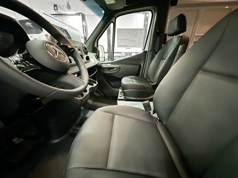 Used 2025 Mercedes-Benz Sprinter 2500 image 21
