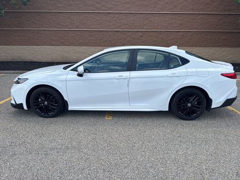 Used 2025 Toyota Camry SE AWD/4WD image 2