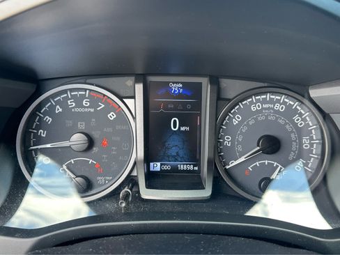 Used 2023 Toyota Tacoma TRD Off-Road w/ Technology Package AWD/4WD image 13