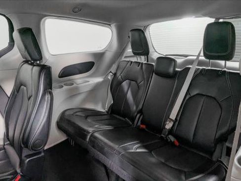 Used 2024 Chrysler Pacifica Touring-L FWD image 17