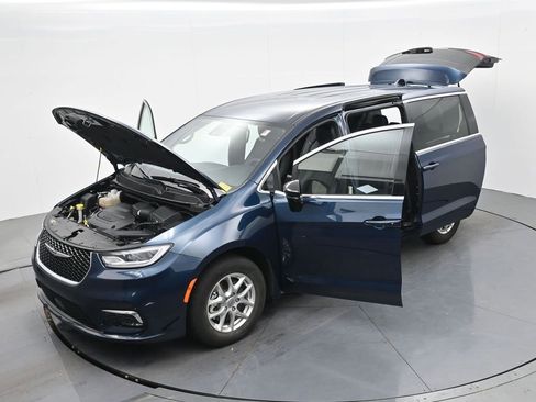 Used 2025 Chrysler Pacifica Select image 39