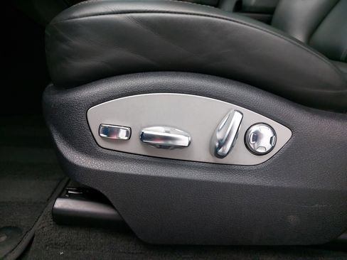 Used 2022 Porsche Macan w/ Premium Package Plus image 31